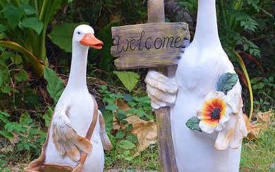 公園路邊擺放的創意玻璃鋼卡通鴨子雕塑