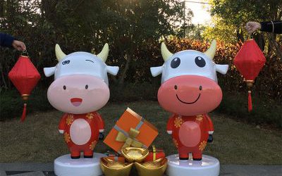 戶外公園兩只玻璃鋼可愛卡通的牛雕塑