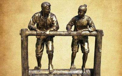 景區廣場農耕文化踩水車人物玻璃鋼仿銅雕塑