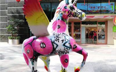 街道上擺放的玻璃鋼彩繪飛馬雕塑