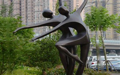 戶外抽象跳舞人物玻璃鋼仿銅雕塑
