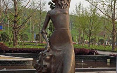 公園跳舞的西方女孩人物玻璃鋼仿銅雕塑