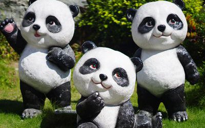 戶外草坪擺放三只公仔玻璃鋼熊貓雕塑