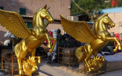 廣場上擺放的兩只玻璃鋼噴漆飛馬雕塑