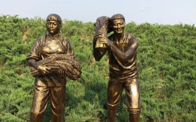 民俗農場秋收抱麥子人物玻璃鋼仿銅雕塑