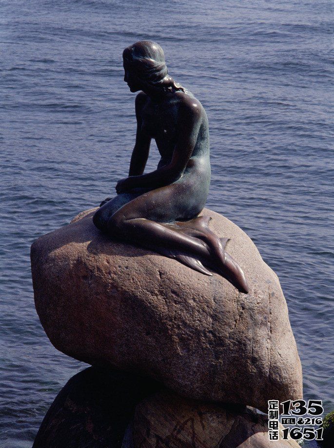 公園擺放的沉思的玻璃鋼仿銅創(chuàng)意美人魚(yú)雕塑