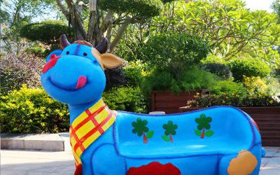 兒童樂(lè)園擺放玻璃鋼卡通藍(lán)色奶牛動(dòng)物休閑座椅雕塑裝飾擺件