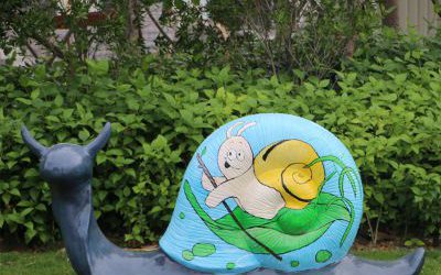 草地上擺放的大號的玻璃鋼彩繪蝸牛雕塑