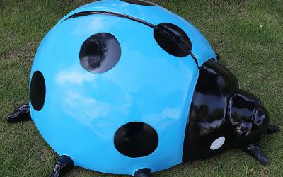 戶外草坪上擺放的大號(hào)藍(lán)色的玻璃鋼卡通七星瓢蟲雕塑