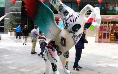 街道邊擺放的起飛玻璃鋼彩繪飛馬雕塑