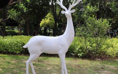 草坪創(chuàng)意玻璃鋼白色梅花鹿雕塑