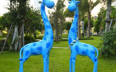 玻璃鋼彩繪公園草坪藍(lán)色長(zhǎng)頸鹿雕塑