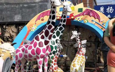 玻璃鋼彩繪卡通動物游樂場長頸鹿雕塑