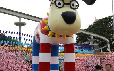 景區大型玻璃鋼彩繪卡通狗雕塑